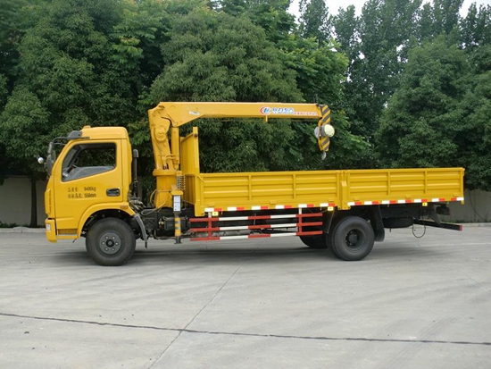 東風(fēng)多利卡6.3噸隨車(chē)吊