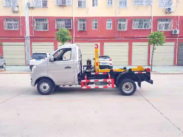 長(zhǎng)安國(guó)六汽油鉤臂（車廂可卸）式垃圾車（后雙輪）