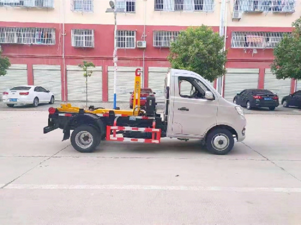 長(zhǎng)安國(guó)六汽油鉤臂（車廂可卸）式垃圾車（后雙輪）