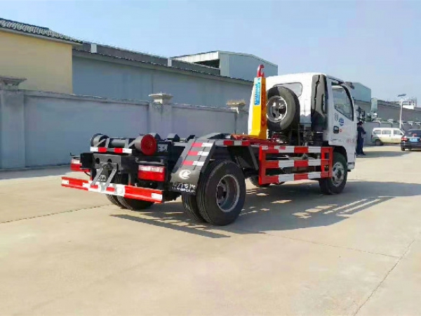 東風(fēng)小多利卡國(guó)六5方車(chē)廂可卸（鉤臂）式垃圾車(chē)