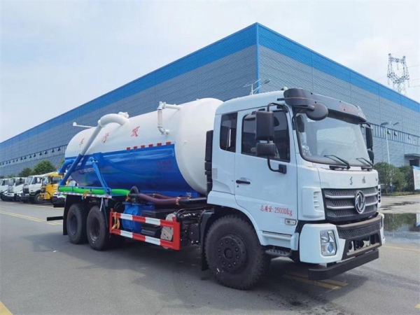 東風(fēng)D17后雙橋18方吸污車(chē)，配水循環(huán)泵加10米吸污帶。