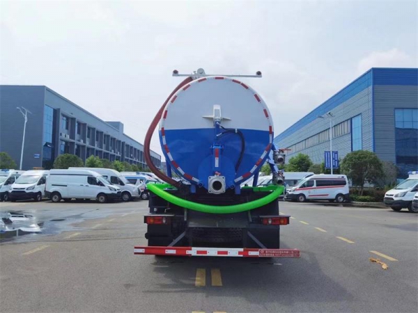 東風(fēng)D17后雙橋18方吸污車(chē)，配水循環(huán)泵加10米吸污帶。