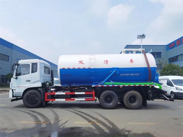 東風(fēng)D17后雙橋18方吸污車(chē)，配水循環(huán)泵加10米吸污帶。