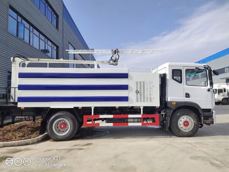 東風(fēng)D9光伏板清洗車(chē)