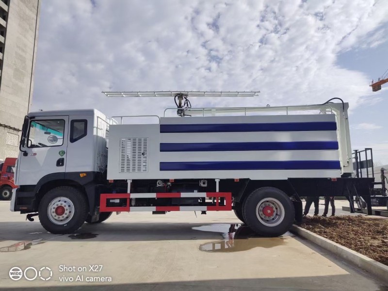 東風(fēng)D9光伏板清洗車(chē)